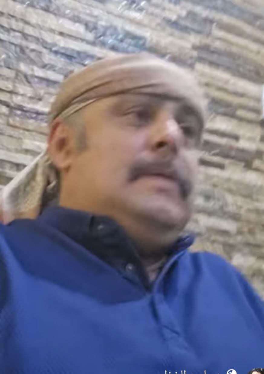 مسوول في صنعاء يضع سيفا على رقبة الدكتور ماجد الخزان