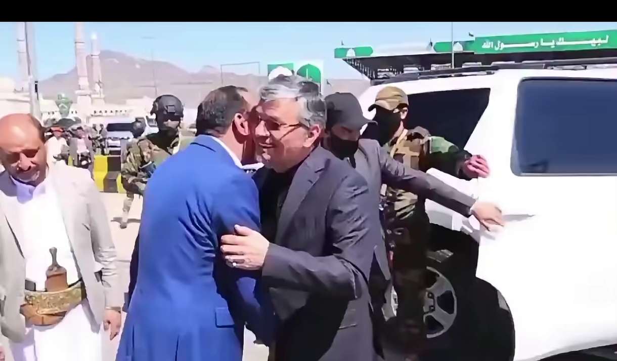 تطور خطير.. ظهور السفير الايراني في صنعاء ويؤكد على خوض المليشيا الحرب