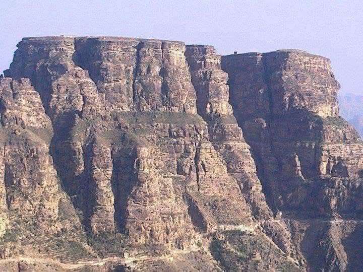 شاهد بالصورة .. قلعة المقاطرة التي يحاول الحو ثيين السيطرة عليها