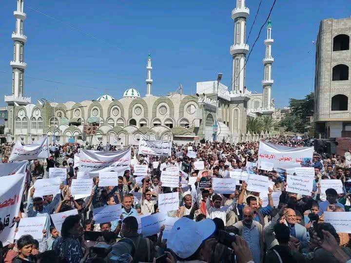 يحدث الآن .. وقفة احتجاجية في تعز تنديداً باستمرار الحصار الحوثي واستهداف المدنيين