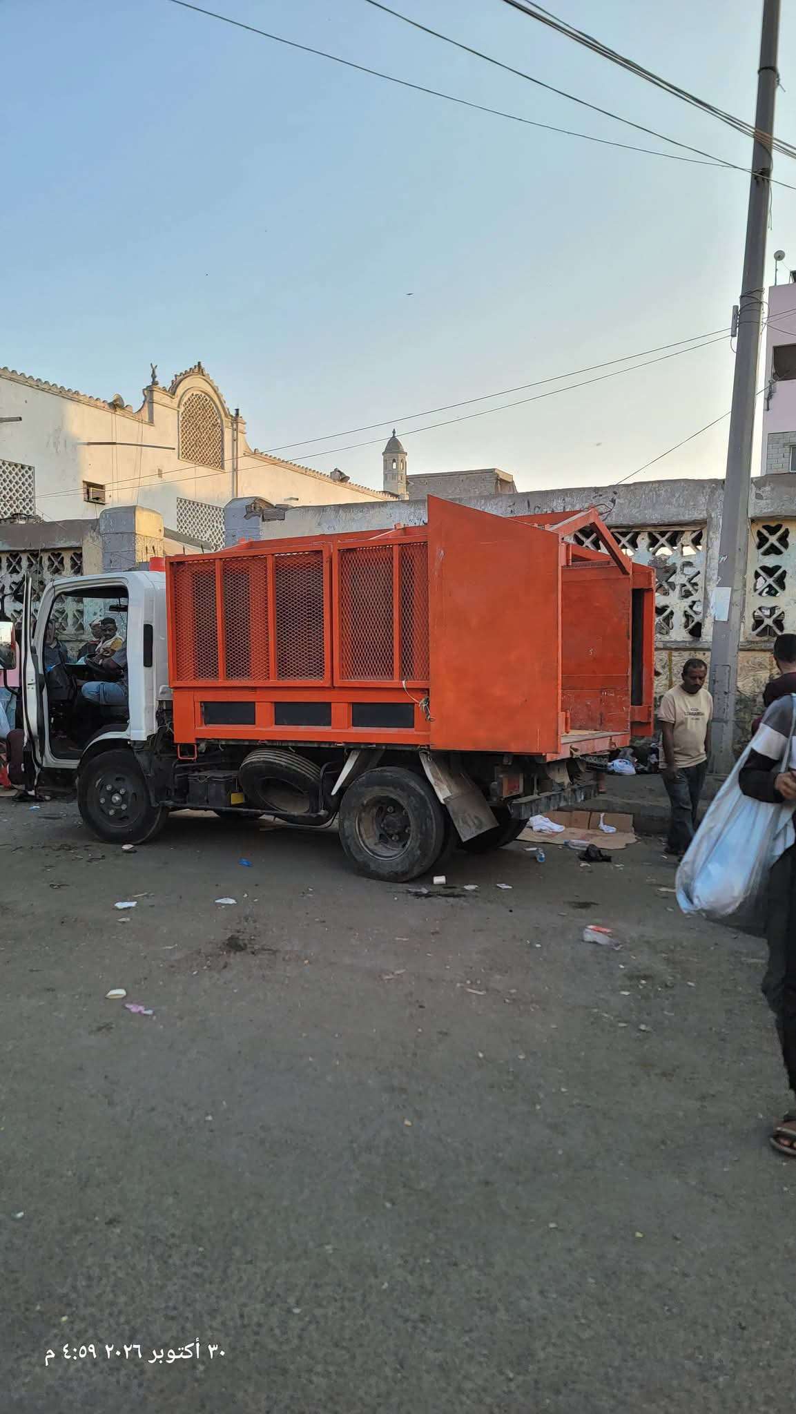 بالصور .. حملة نظافة واسعة في الشيخ عثمان