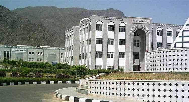 جامعة تعز تعلق الدراسة والامتحانات في فرع التربة عقب اختطاف طلاب وتراجع الحضور إلى 23%