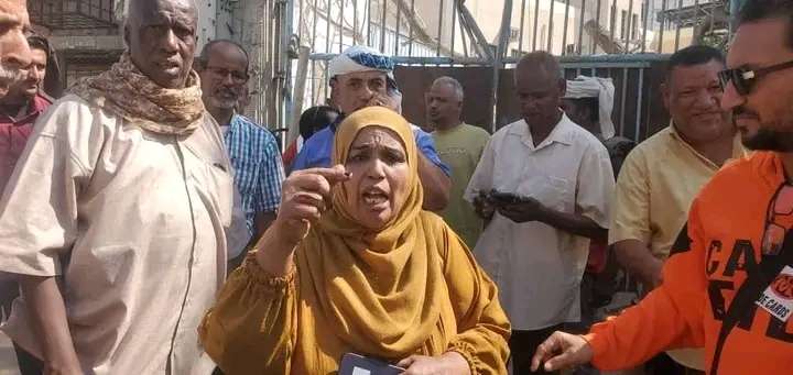 احتجاجات شعبية لابناء التواهي في عدن للمطالبة باستعادة هذا الامر