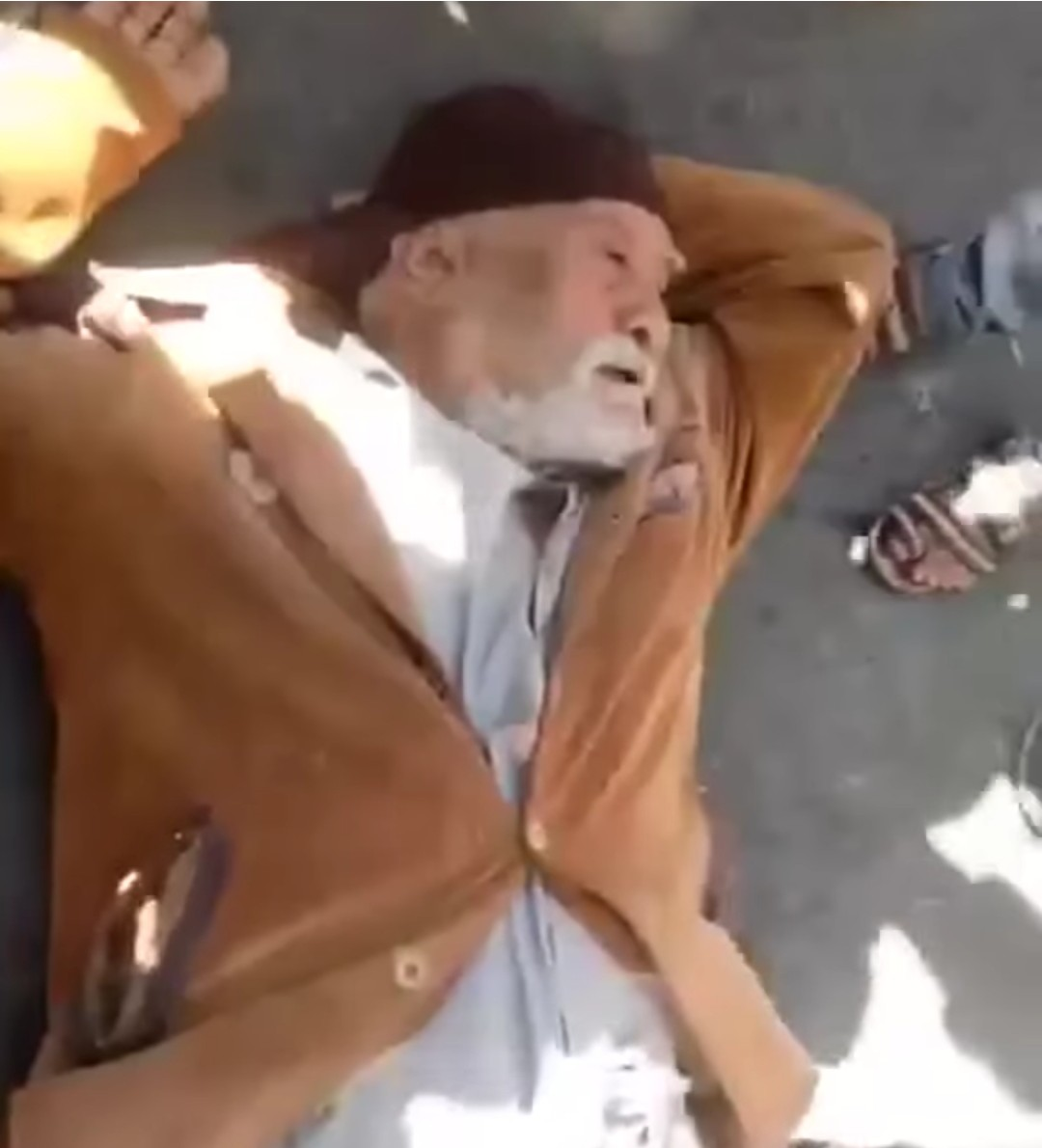 مسن يتعرض للإغماء داخل اعتصام تعز يثير تعاطف الحاضرين