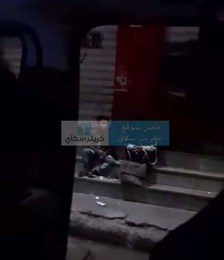 رجل يطرد زوجته وطفلها من المنزل بعد الواحدة فجراً