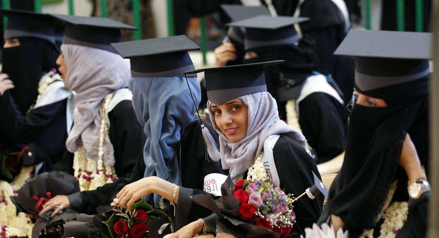 فضيحة كارثية تهز صنعاء.. الحو ثي يمنع طالبات من احضار ازواجهن وابائهم لحفل تخرجهم لسبب لايصدق