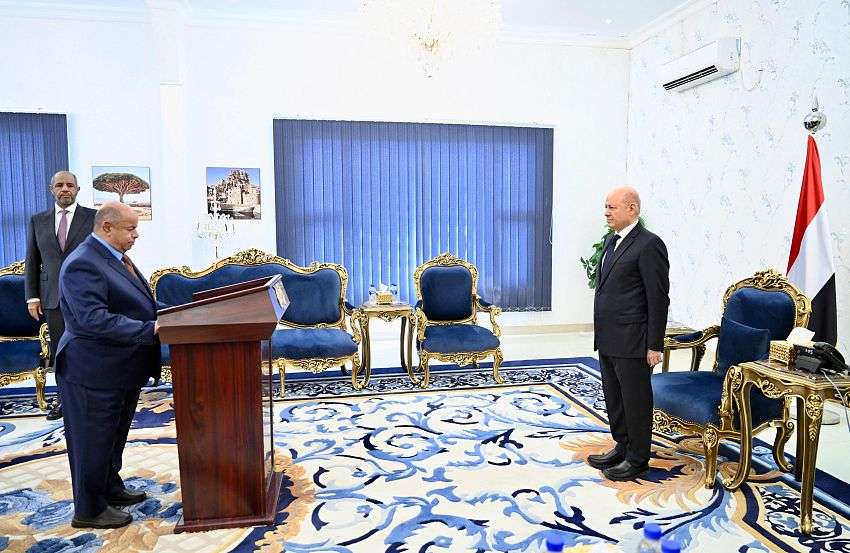 عاجل:محافظ حضرموت يؤدي اليمين الدستورية امام رئيس مجلس القيادة الرئاسي