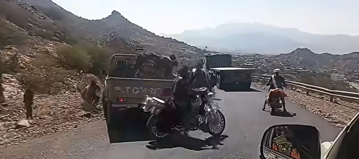 عاجل: حادث مروري بعد تجاوز خاطئ لطقم محمّل بالقات