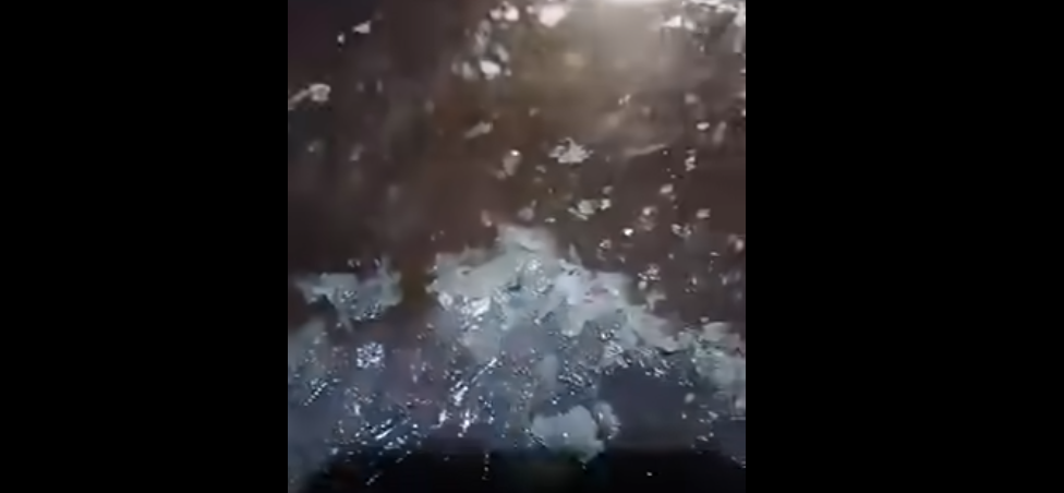 شاهد بالصورة.. تساقط الثلوج على عمران