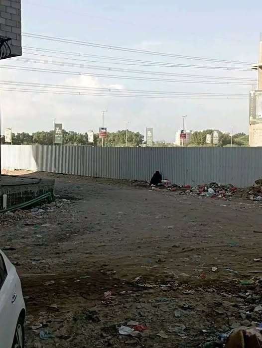 مسنة في عدن تثير الصدمة بمكان جلوسها ونداءات لإنقاذها