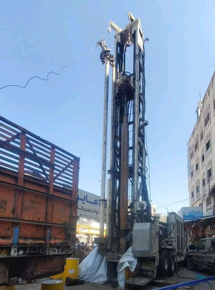 حفر بئر ماء وسط مدينة تعز يثير الجدل