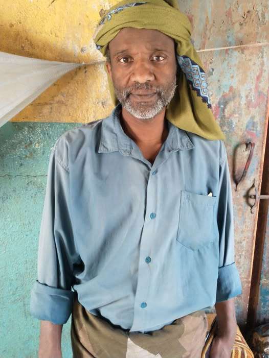 مريض يناشد المساعدة لإتمام رحلته العلاجية إلى عدن