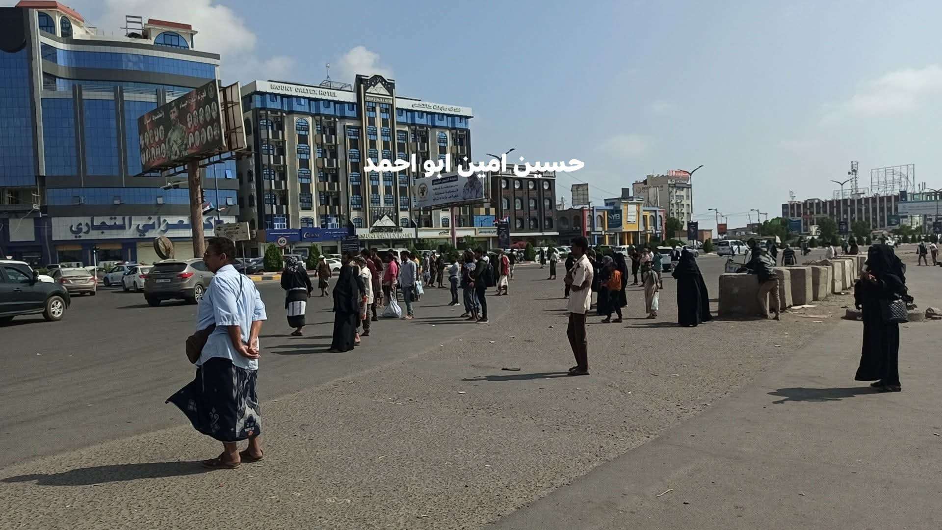 عاجل:مئات العالقين بمديريات عدن(صورة)