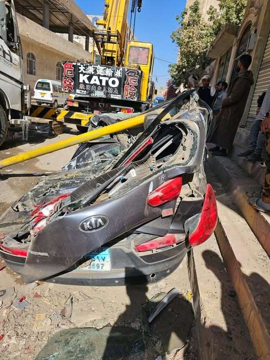 انقلاب شاحنة مياه على مركبة في صنعاء (صورة)