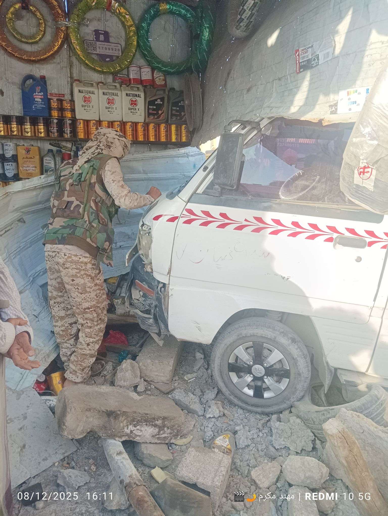 عاجل: حادث مروري بعد اصطدام باص بصندقة لقطع الغيار (صورة)