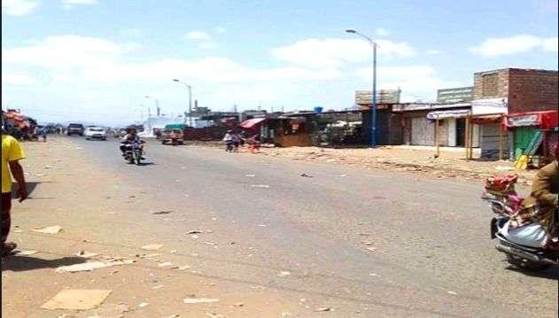 سائق شاحنة محتجز في لحج بعد حادث مأساوي إثر نوم شخص تحت مركبته