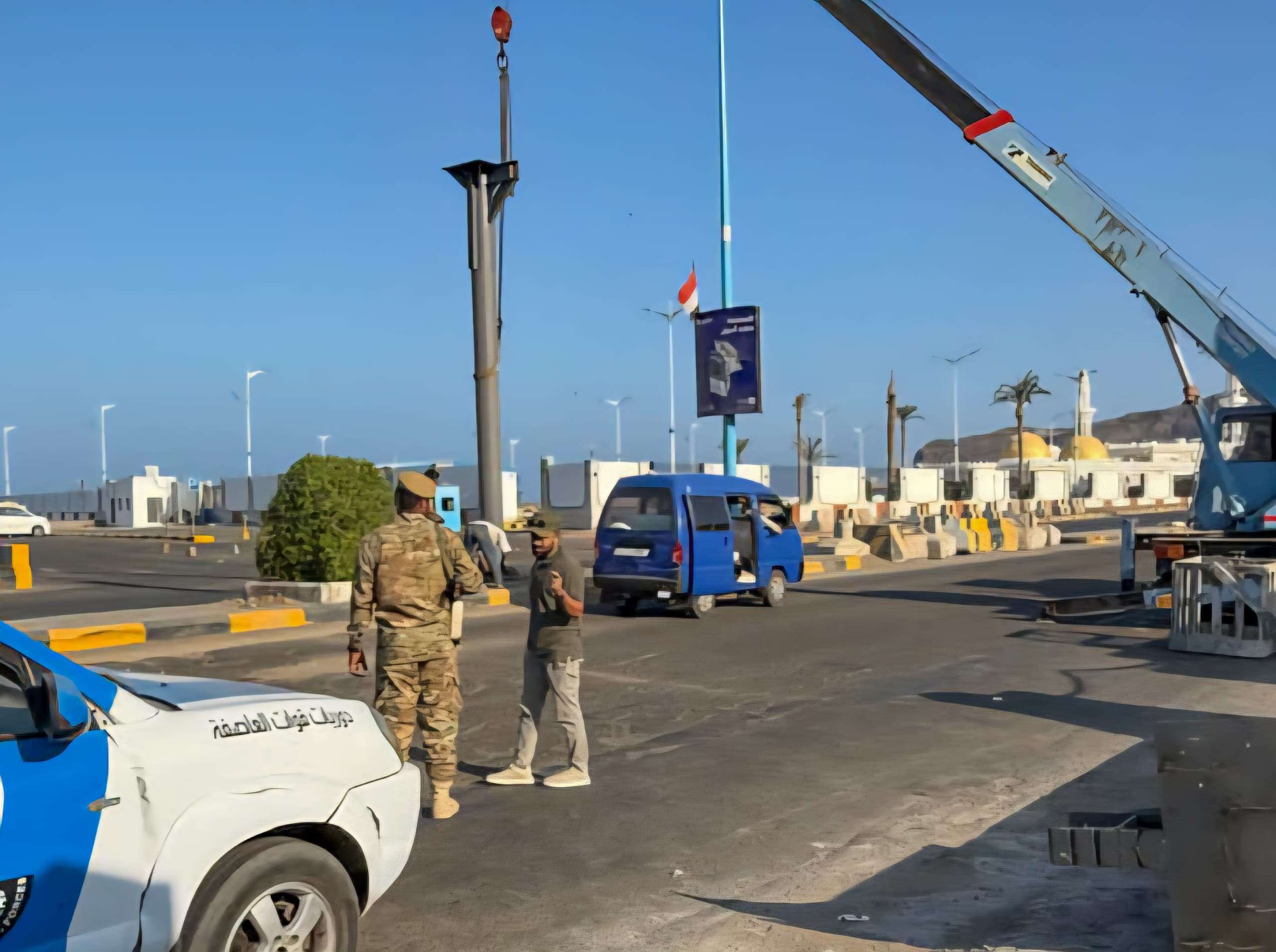 محافظ عدن يوجه بازالة لوحة من الشارع ماذا تضمنت؟