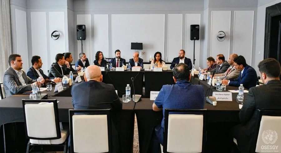 قبل ساعات من مفاوضات مسقط.. رسالة صادمة من الصحفيين المحرَّرين