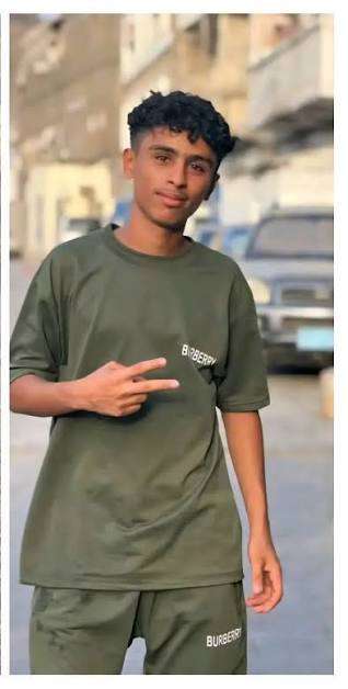 فيما ظهر سلاحه مع صديقه.. تشييع مهيب للشاب المغدور عمرو عدنان في عدن