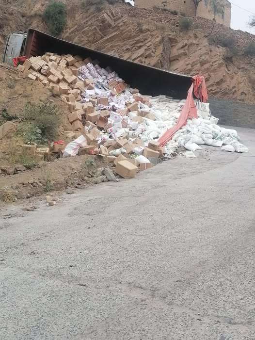 انقلاب شاحنة محمّلة (صورة)