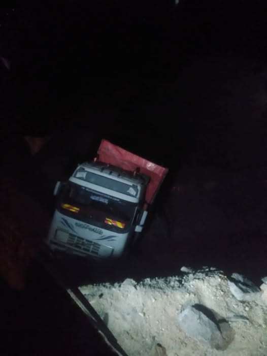 هرولة شاحنة أسفل طريق كربا (صورة)