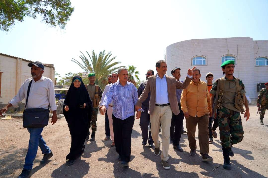 محافظ عدن يطّلع على سير العمل في مبنى إدارتي الطرق والإنارة ويوجّه بمعالجة أي إشكاليات