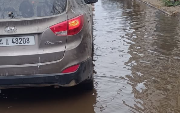 عقب هطول أمطار خفيفة.. طفح مياه المجاري يغرق شوارع عدن