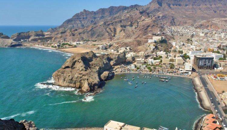 ضبط قارب تهريب بخليج عدن يحمل كميات فاصوليا وقهوة