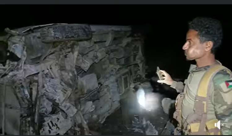 عاجل: باص ينحرف عن مساره ويصطدم بنقطة تفتيش في الضالع