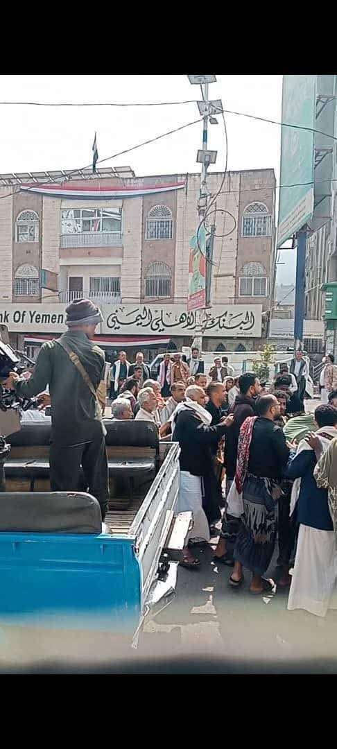 ​قوات عسكرية تقتحم ساحة الاعتصام وتحاول دهس المصلين(صور)