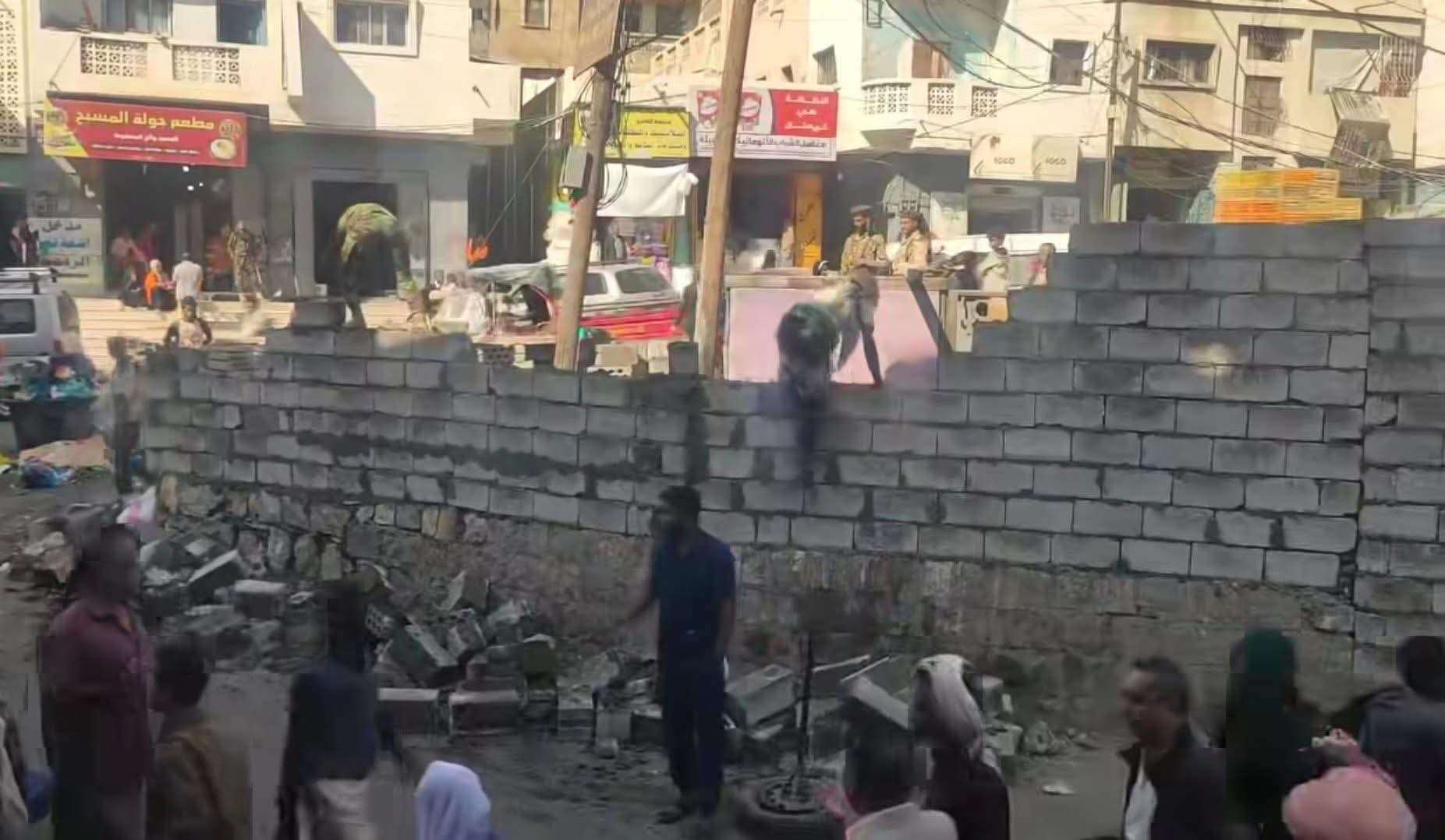 المحافظ يوجه باعادة بناء عشوائي بوسط الشارع(صورة)