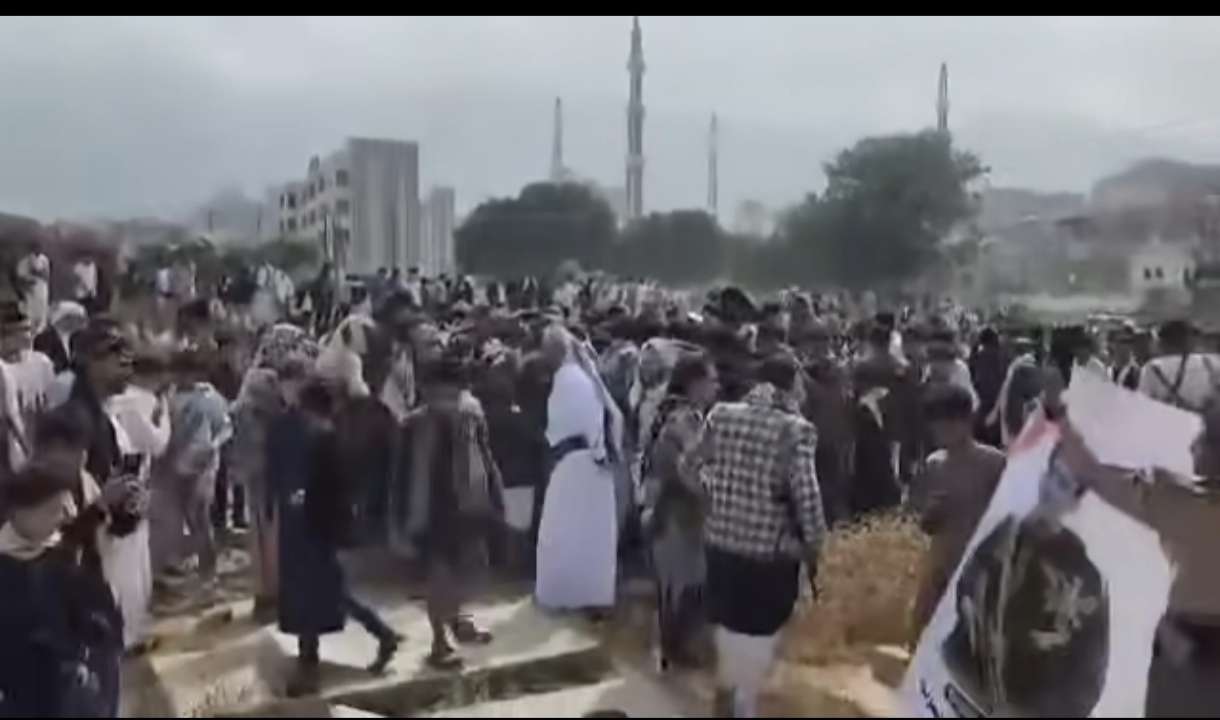 المئات يشيعون جثمان قاتل افتهان المشهري في تعز