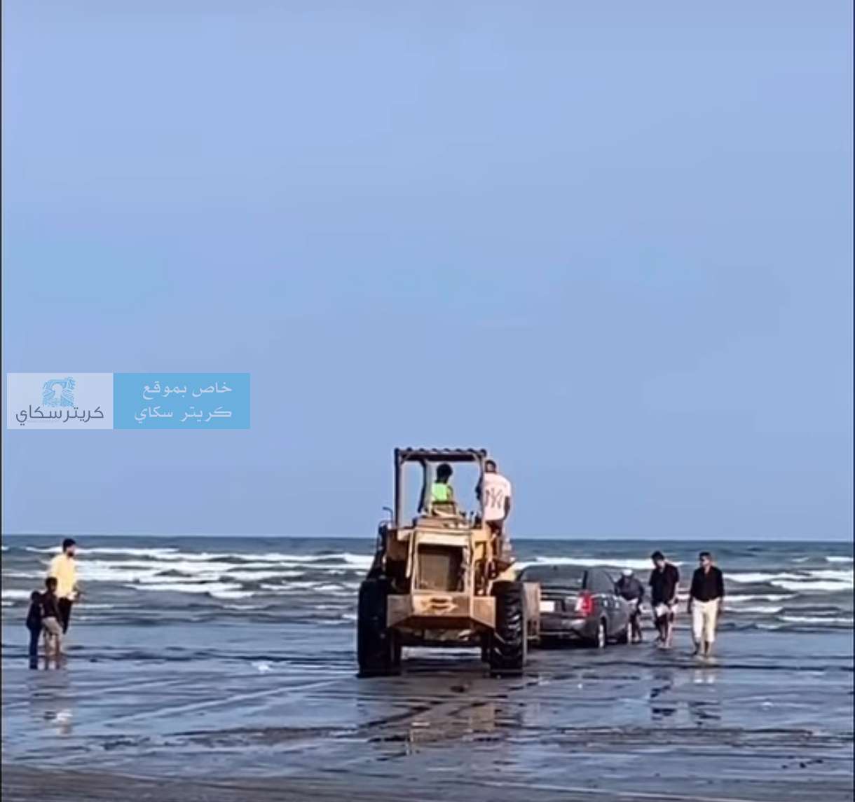 عقب محاولات عديدة.. نجاح عملية انقاذ سيارة سحبها البحر في عدن