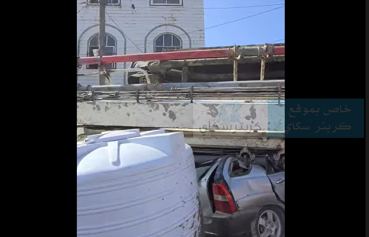 عاجل: مشاهد مرعبة.. انقلاب مضخة خرسانة يتسبب بدمار عدداً من السيارات