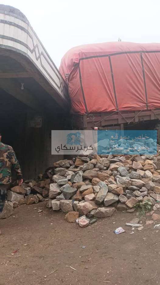 انحراف شاحنة محملة باتجاه منزل قبل قليل